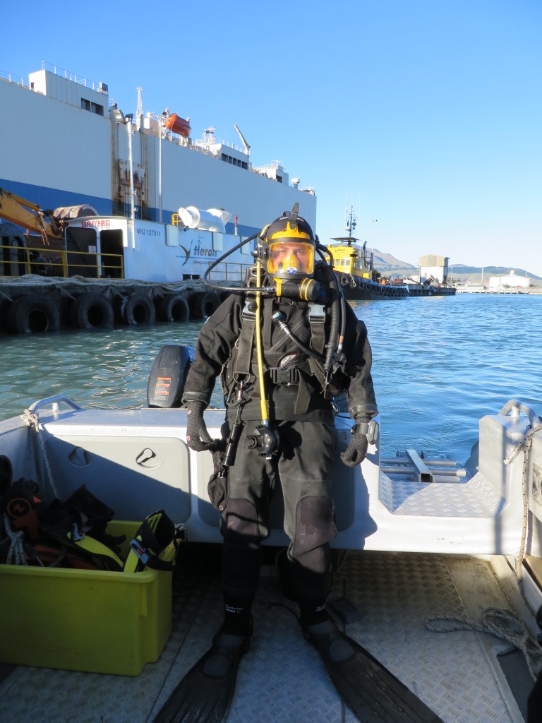 Roberta D'Archino pronta per un'immersione, l'attrezzatura le consente di comunicare con la superficie