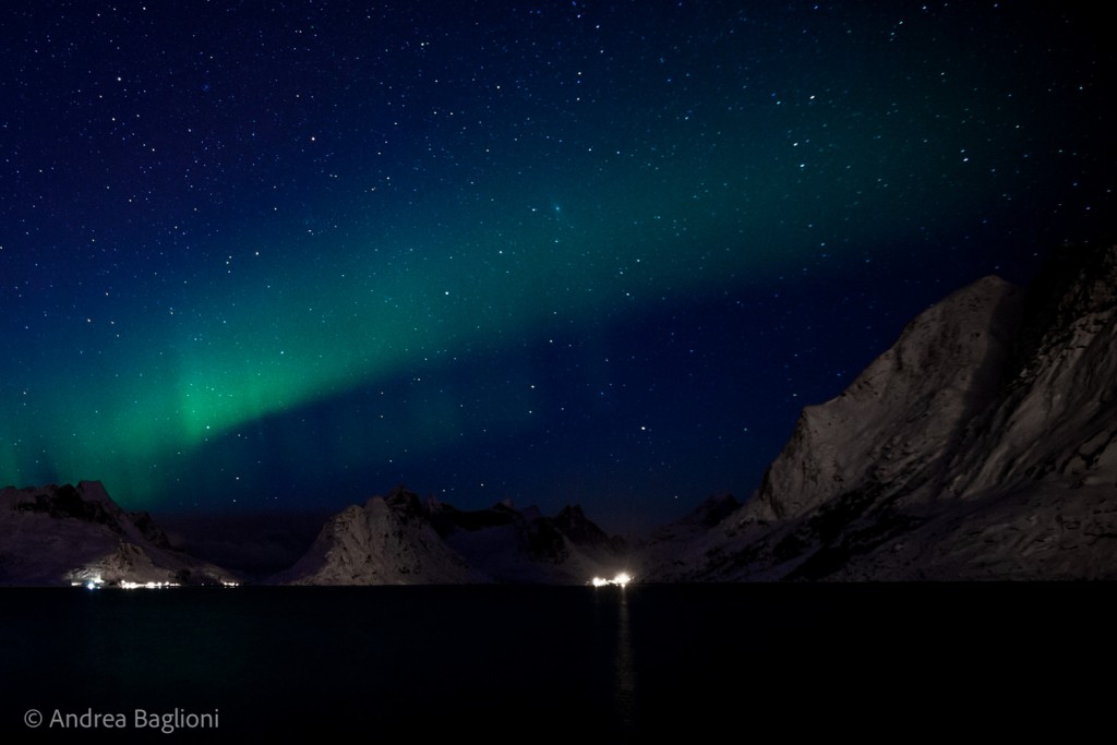 Il fenomeno dell'aurora boreale nella baia di Reine - Isole Lofoten (Norvegia). Lo studio dei cambiamenti climatici nelle zone artico-boreali è il focus del programma ABoVe (Artic Boreal Vulnerability Epxperiment) della NASA, una delle otto macroaree di studio della campagna NASA Earth Expeditions. Photo courtesy of Andrea Baglioni