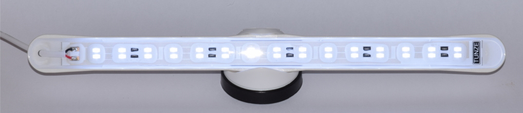 La luce bianca, posizionata sull'apposito supporto mostra i suoi LED accesi, una luce intensa per i pochi Watt utilizzati.