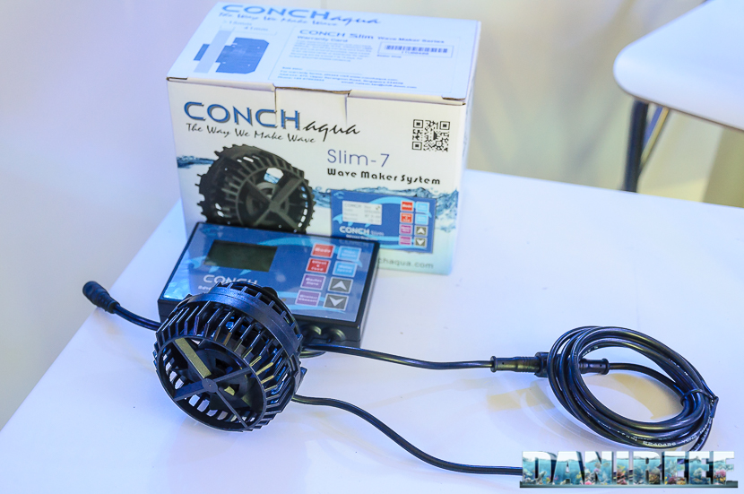 La pompa di movimento Conch Slim 7 con la sua confezione originale ed il controller in dotazione. 