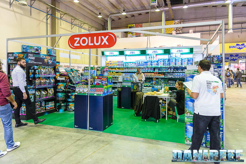 Un settore dello stand Zolux interamente dedicato a JBL