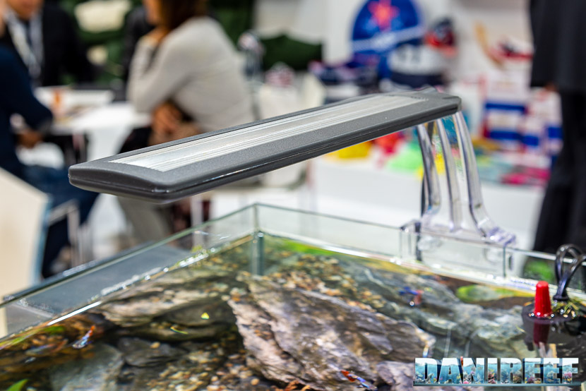 Zoomark 2019: lo stand AMTRA e la nuova lampada a led su un acquario di acqua dolce