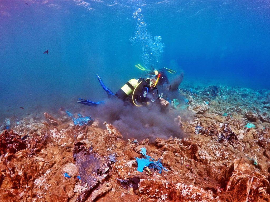 Sub ripuliscono dalla plastica il fondale al largo dell'isola greca di Andros