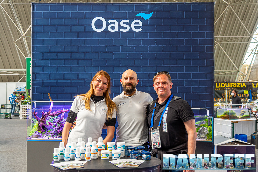 Gloria Ciriello, Samuele Gamberini e DaniReef presso lo stand OASE ad AquaExpo 2022