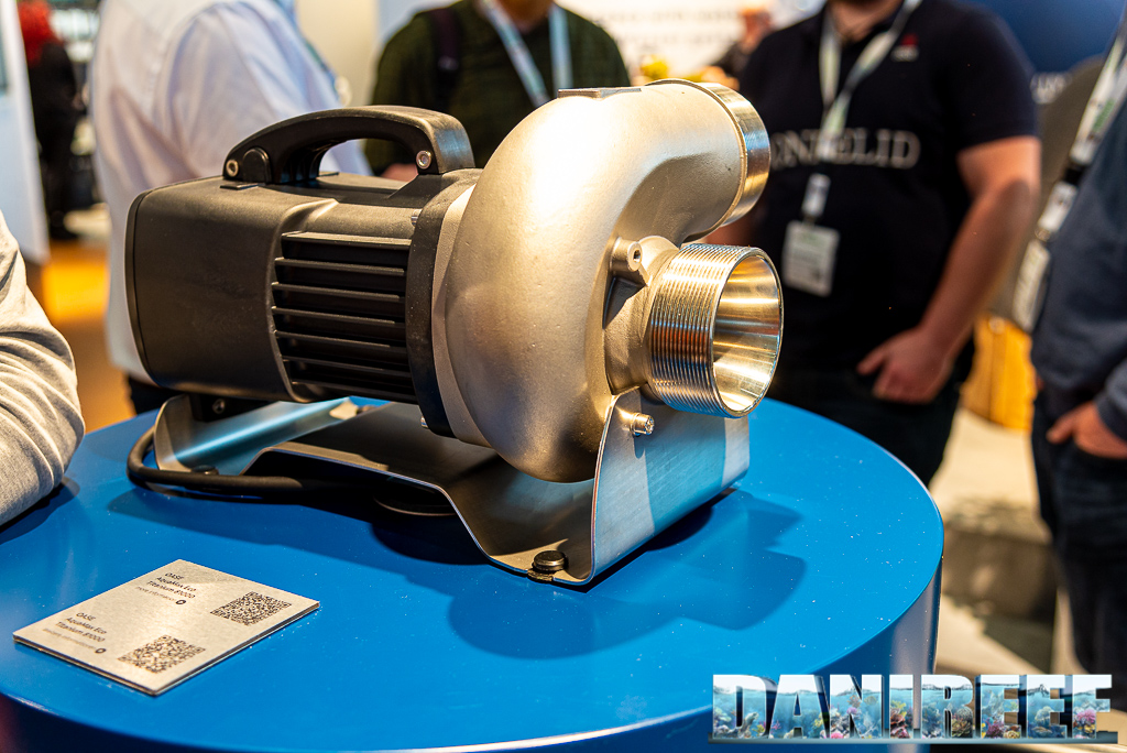 L'incredibile pompa AquaMax Eco Titanium 81000 vista allo stand Oase a Interzoo 2022
