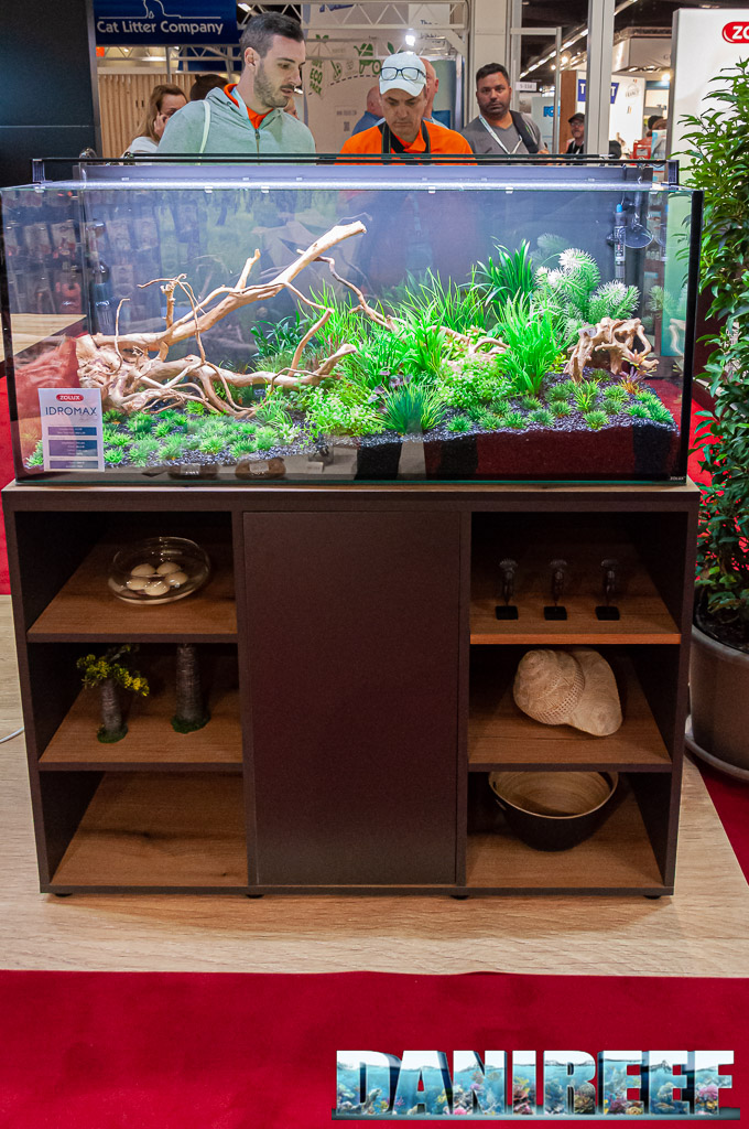 An Idromax tank with the dark wooden cabinet