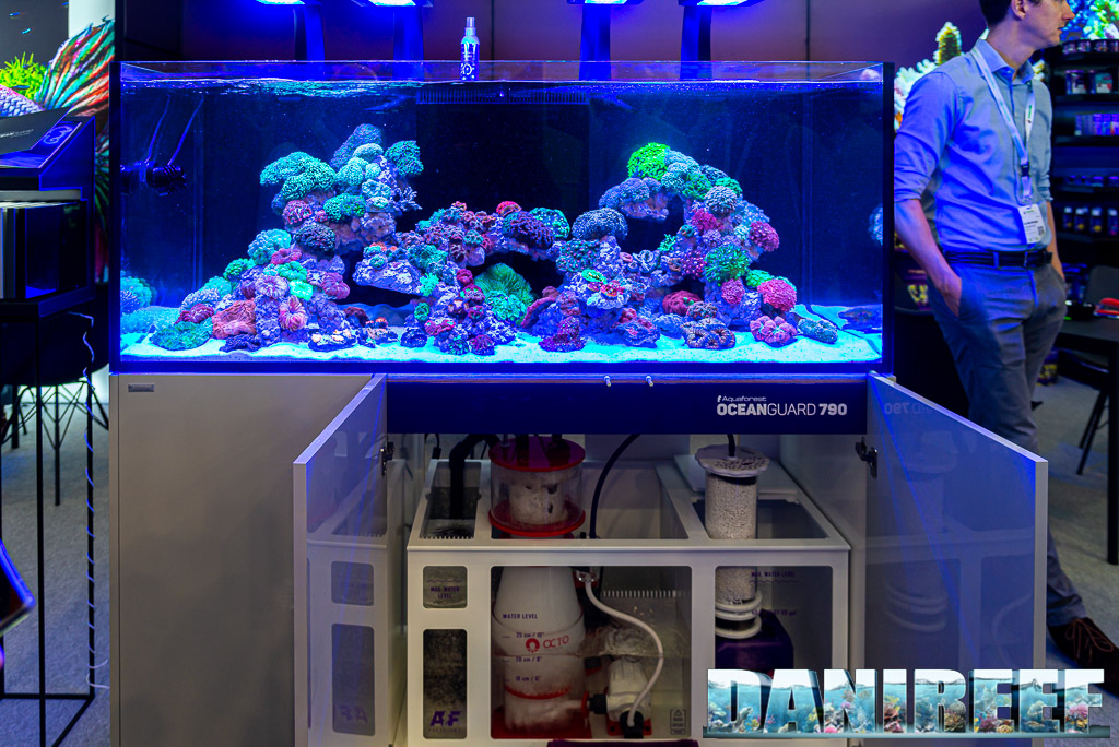 the beautiful sump AquaForest, that hosts a calcium reactor by AquaForest and a skimmer by Octo