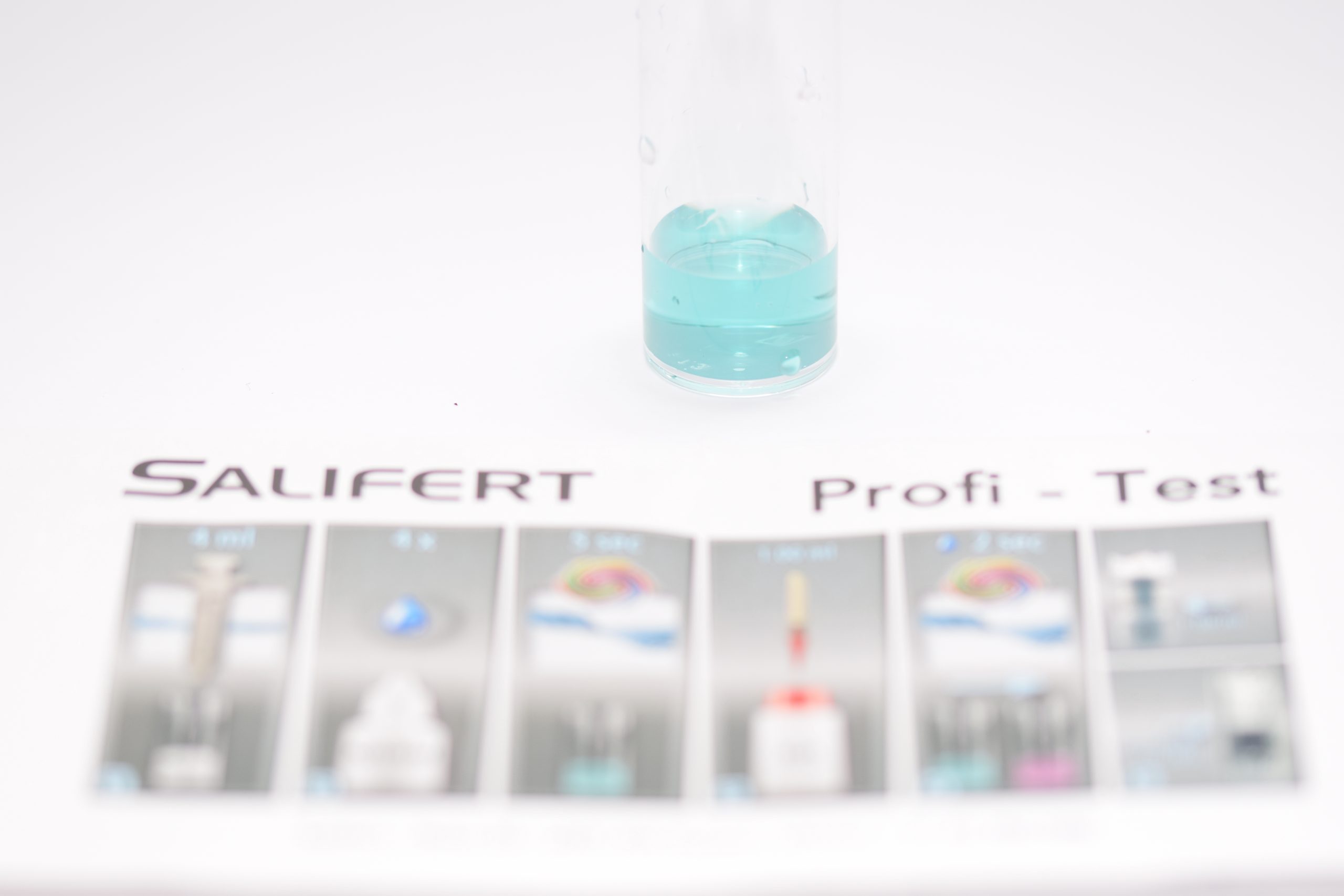 Acqua con reagente del Test Salifert KH prima del cambio di colore.