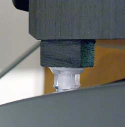 Il particolare del piedino che sostiene il centrale