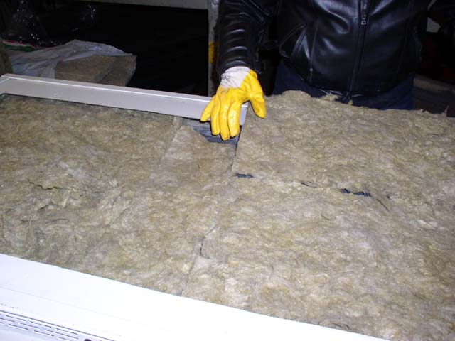 Particolare del rivestimento interno di una porta antifuoco effettuato con lastra di piombo, perlite e lana di roccia