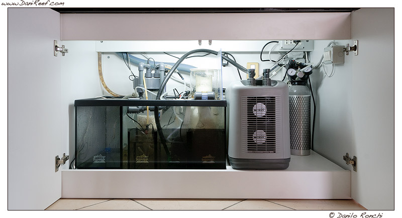 Come inserire il refrigeratore sotto l’acquario a fianco della sump