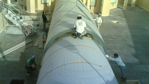 Una fase della costruzione del tunnel principale del Royal Palace Shark Encounter Aquarium.