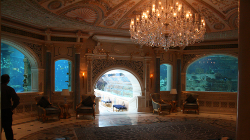 Il Royal Palace Shark Encounter Aquarium è il più grande acquario privato residenziale al mondo. Ha una capienza di circa 1.500.000 litri e, come evidenziato nel nome, è stato allestito e costruito per ospitare alcune rare specie di squali.