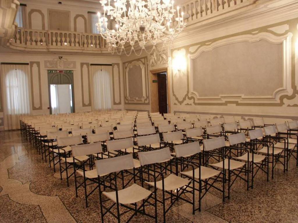 La sala del convegno presso il Palazzo Mantica La sala del convegno presso il Palazzo Mantica
