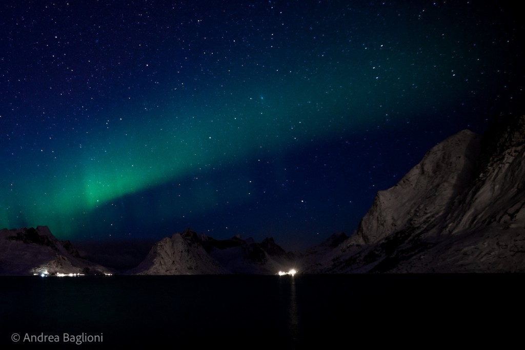 Il fenomeno dell'aurora boreale nella baia di Reine - Isole Lofoten (Norvegia). Lo studio dei cambiamenti climatici nelle zone artico-boreali è il focus del programma ABoVe (Artic Boreal Vulnerability Epxperiment) della NASA, una delle otto macroaree di studio della campagna NASA Earth Expeditions. Photo courtesy of Andrea Baglioni Il fenomeno dell'aurora boreale nella baia di Reine - Isole Lofoten (Norvegia). Lo studio dei cambiamenti climatici nelle zone artico-boreali è il focus del programma ABoVe (Artic Boreal Vulnerability Epxperiment) della NASA, una delle otto macroaree di studio della campagna NASA Earth Expeditions. Photo courtesy of Andrea Baglioni