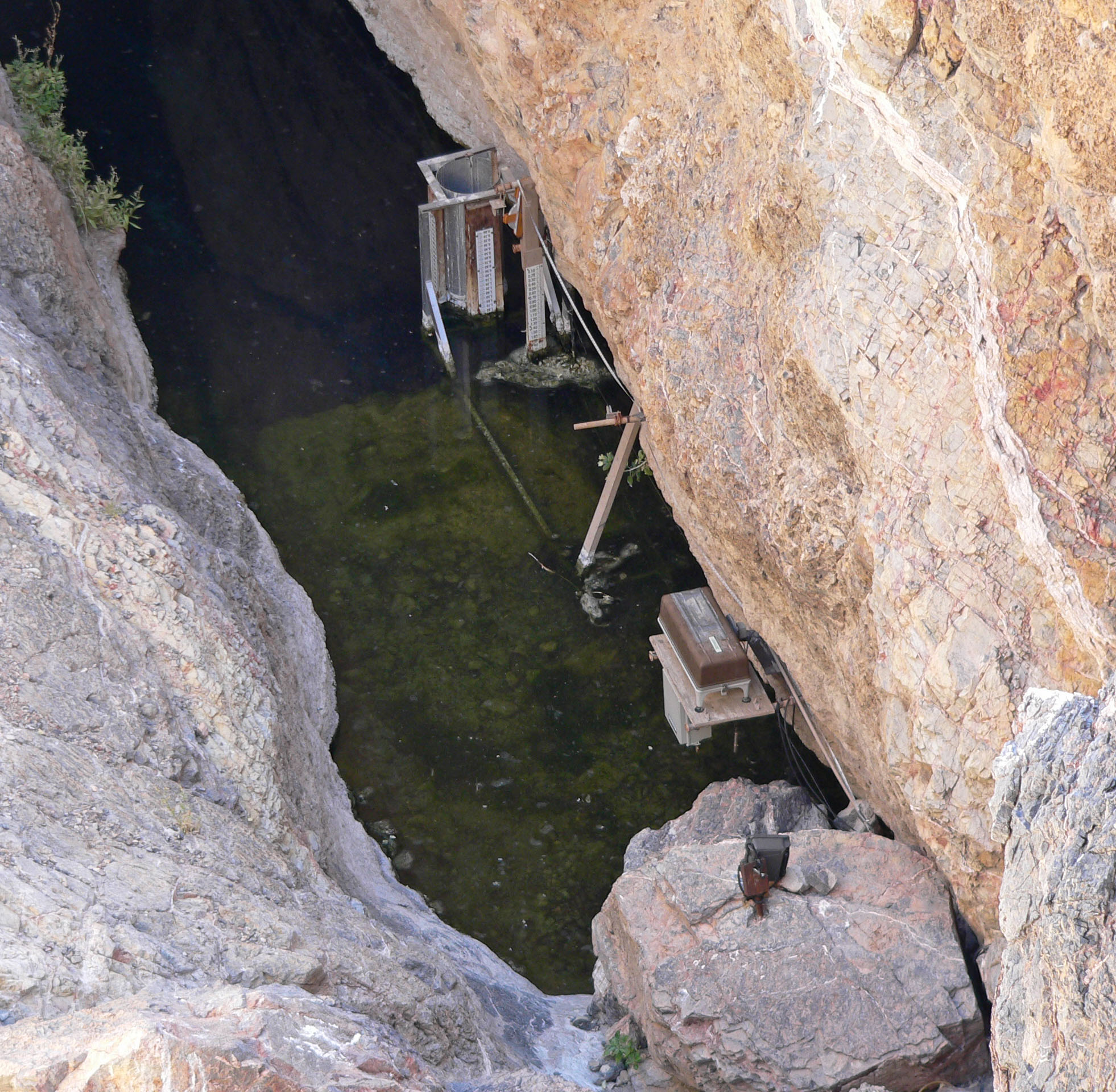 Devil's hole, in questa foto vediamo praticamente tutto l'habitat del Cyprinodon diaboli.