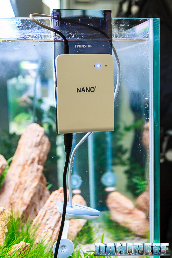 Il controller Twinstar Nano+ tenuto a bordo vasca dal supporto Aqua Cradle M-90. A interno vasca il reattore M9 con il cavo di collegamento. 2016_05 Interzoo Norimberga twinstar nanoplus 04