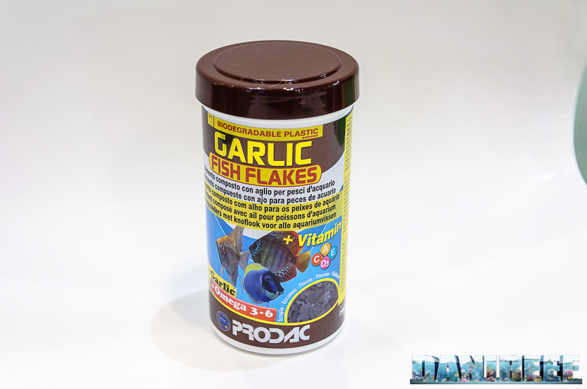 La confezione di Prodac Garlic Fish Flakes con il caratteristico tappo marrone. 2016_06 Petsitaly Prodac 06