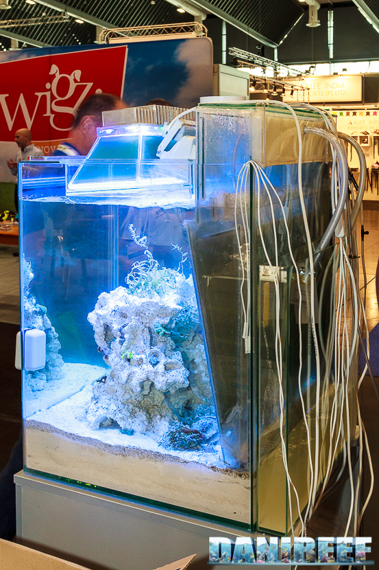 La parte posteriore della vasca Aquanetta non è sicuramente un bel vedere, ma durante il normale funzionamento è nascosta da una cover di metallo satinato. 2016_05 Interzoo Norimberga Aquanetta Bioreactor 02