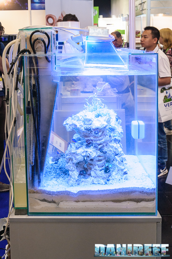 Una vista laterale dell'acquario all-in-one di Aquanetta. 2016_05 Interzoo Norimberga Aquanetta Bioreactor 04