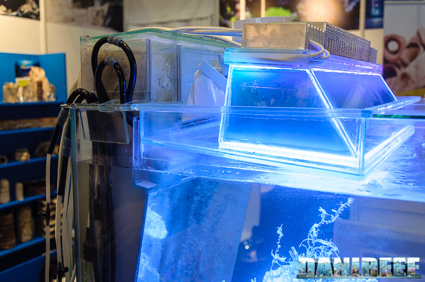 Particolare del Cover Module Aquanetta. Può alloggiare una plafoniera e garantire una tenuta quasi stagna. 2016_05 Interzoo Norimberga Aquanetta Bioreactor 09