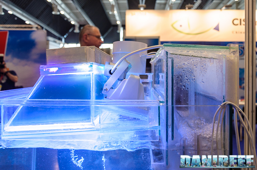 Un altro dettaglio del top vasca di Aquanetta, con il Cover Module e la ventola di raffreddamento. 2016_05 Interzoo Norimberga Aquanetta Bioreactor 11