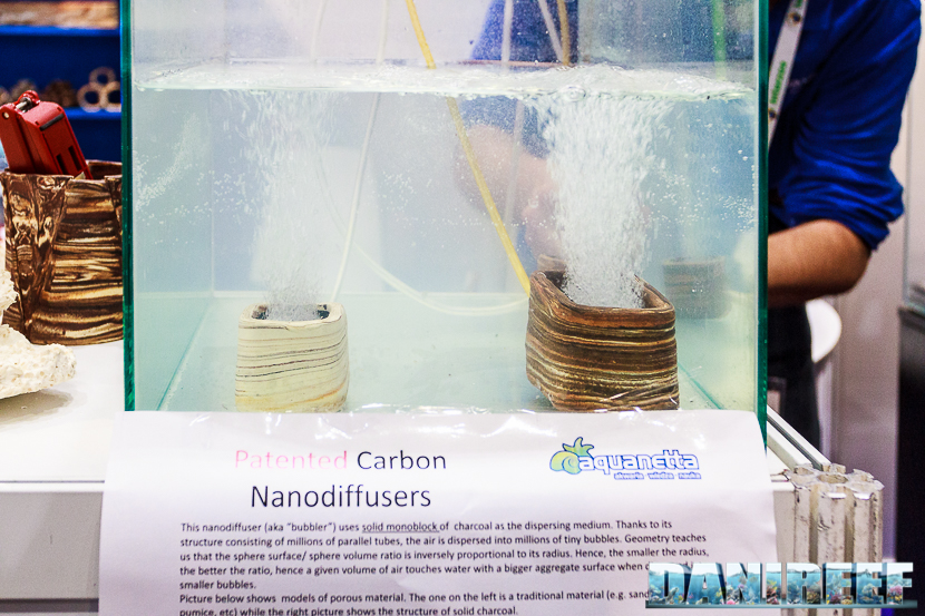 I due nanodiffusori Aquanetta nella versione piccola (chiara) e grande (scura) durante il loro funzionamento. 2016_05 Interzoo Norimberga Aquanetta Nanodiffuser 01