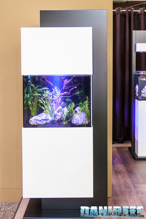 Il modello Ifalos Kithros con la sua facciata bicolore, specifico per l'acquario tropicale nasconde la plafoniera all'interno dello chassis. 2016_05 Interzoo Norimberga Ifalos acquari di design 01