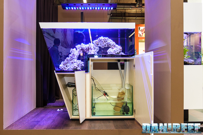 La zona tecnica nel mobile dell'Ifalos Milos, con la sump e la piccola vasca di rabbocco. Tutti i collegamenti elettrici ed idraulici sono integrati. 2016_05 Interzoo Norimberga Ifalos acquari di design 03