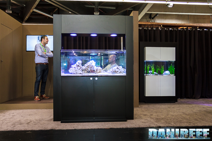 La versione estesa del modello Ifalos Ios nella colorazione nera presentata ad Interzoo 2016. 2016_05 Interzoo Norimberga Ifalos acquari di design 05