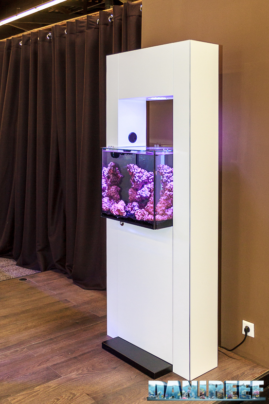 Il modello Ifalos Tilos. Colorazione bianca con inserti neri per questo piccolo gioiello di arredamento. 2016_05 Interzoo Norimberga Ifalos acquari di design 16