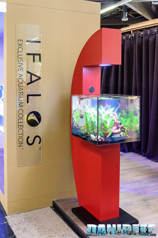Il modello Ifalos Sikinos nella sua colorazione rossa. La vasca è a sbalzo su un piedistallo che funge anche da contenitore per la parte tecnica. 2016_05 Interzoo Norimberga Ifalos acquari di design 21