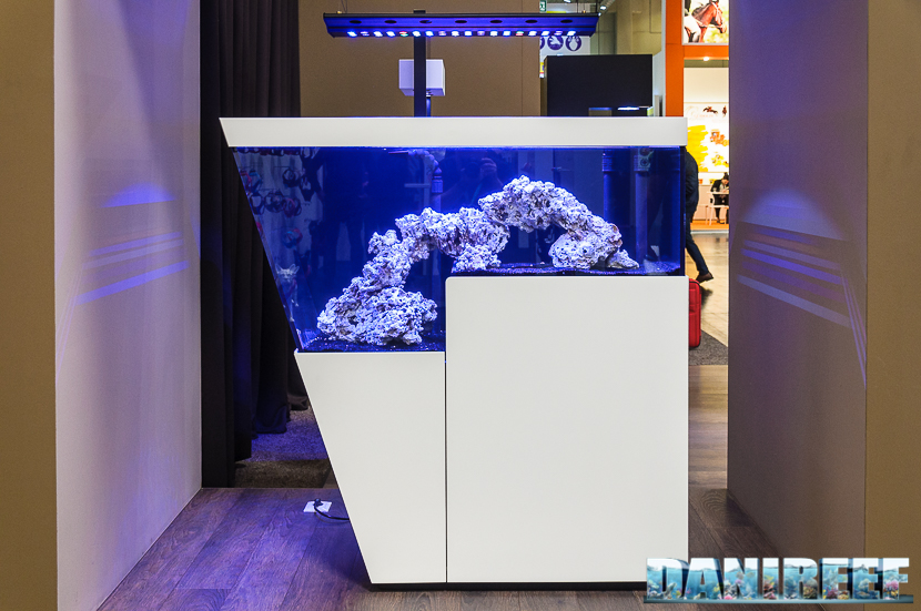 Il bellissimo acquario Ifalos Milos, con la sua forma a trapezio rovesciato apre a innovative prospettive di design. 2016_05 Interzoo Norimberga Ifalos acquari di design 27