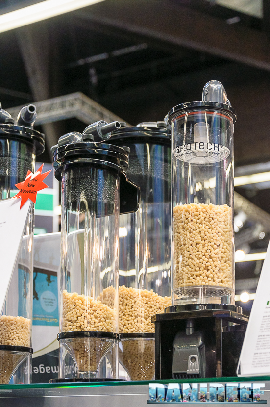 In evidenza il reattore di biopellets Grotech con pompa in linea, per un utilizzo in sump senza derivazioni dalla risalita. 2016_05 Interzoo Norimberga grotech 1212