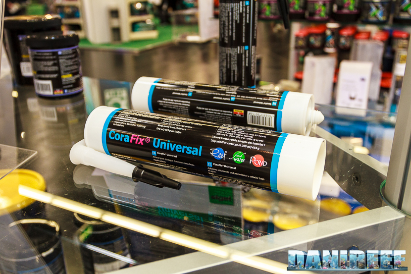 Grotech CoraFix Universal è una colla siliconica multiuso utilizzabile direttamente in acqua. 2016_05 Interzoo Norimberga grotech 1213
