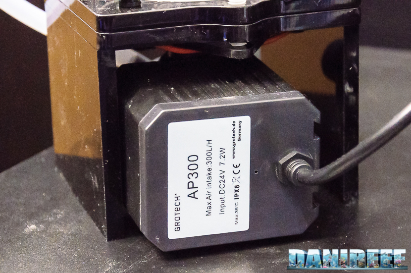 La pompa AP300, in dotazione allo skimmer Grotech PS-100, il più piccolo della serie. 2016_05 Interzoo Norimberga grotech 1239