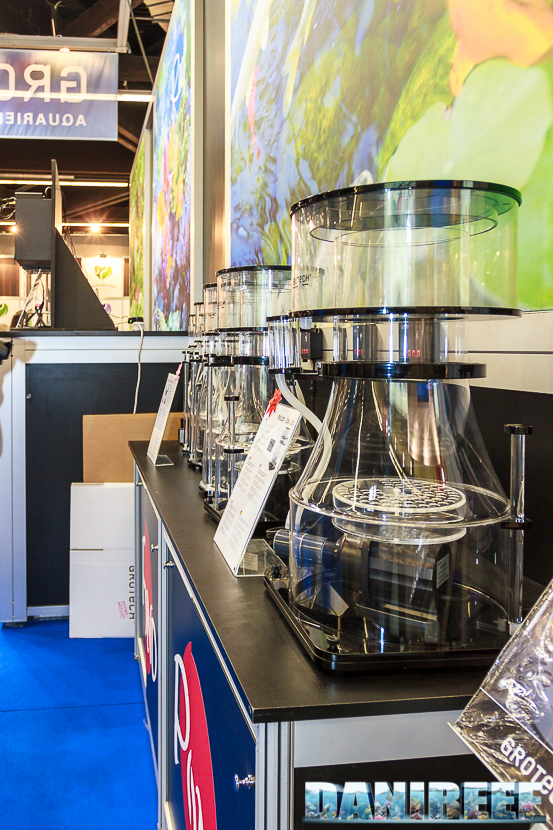 In primo piano lo skimmer Grotech PS-250, uno tra i più grandi a catalogo, dedicato a vasche fino a 2500 litri. 2016_05 Interzoo Norimberga grotech 1242