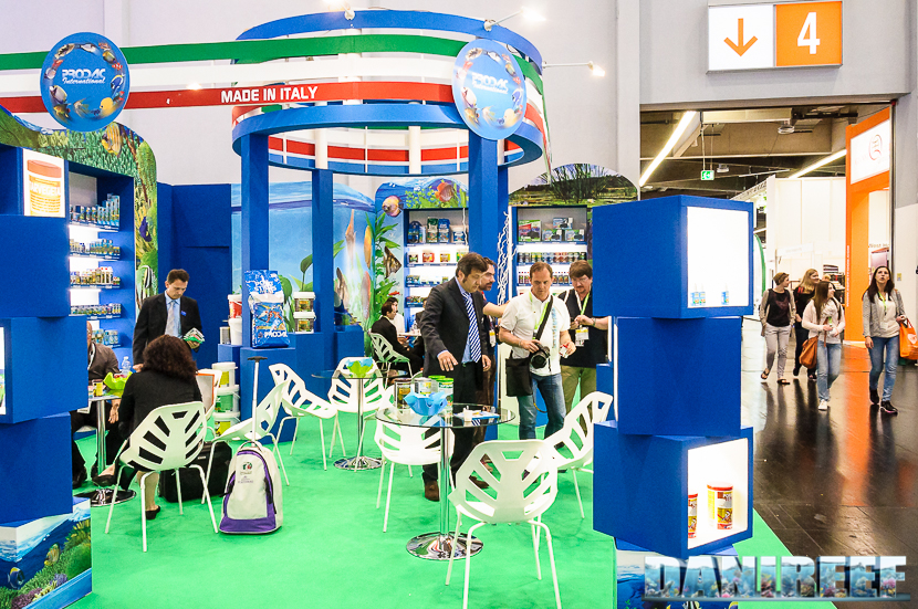 Il luminosissimo stand Prodac International a Norimberga. Si intravedono Stefano Ara, responsabile commerciale e marketing, Danireef, Zanna Bianca e Hkk.2003. 2016_05 Interzoo Norimberga prodac 1774