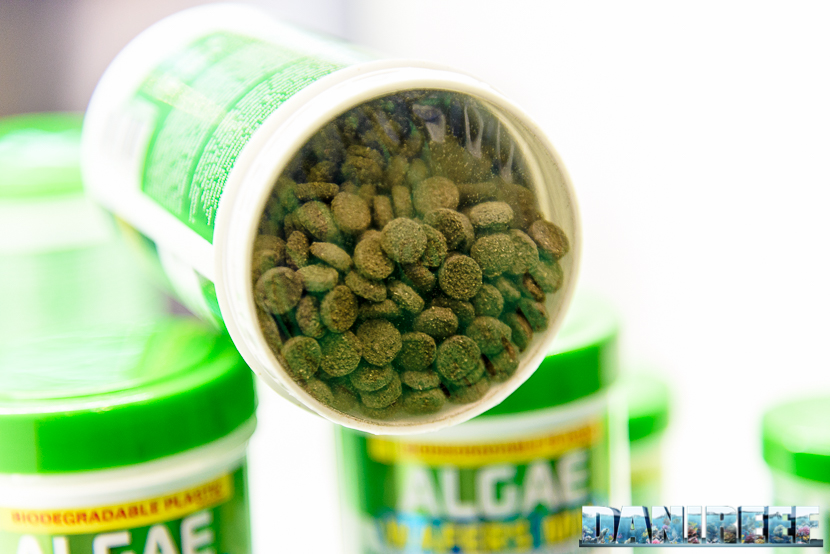 Particolare del wafer e della forte sigillatura sul lato alto della confezione, una garanzia per la corretta conservazione del prodotto. 2016_05 Interzoo Norimberga prodac algae wafers mini 1771