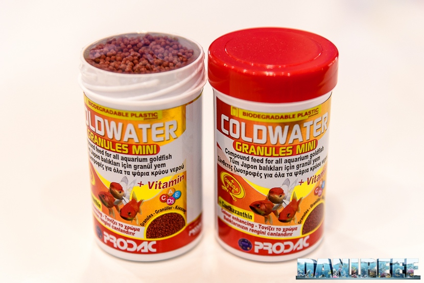 Due barattolini di Coldwater Granules Mini, mangime Prodac per pesci rossi. 2016_05 Interzoo Norimberga prodac mini granulato acqua fredda 1773