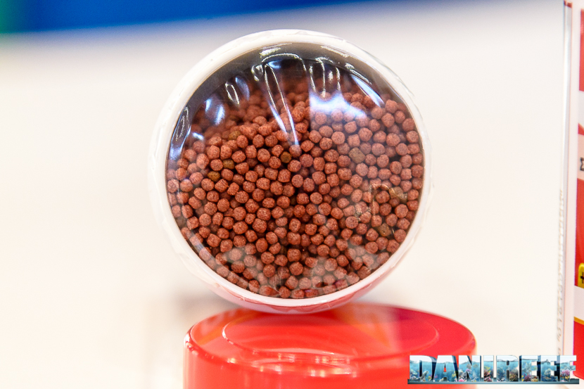 Particolare del granulato del Prodac Coldwater Granules Mini, con i colorati pellets arancioni. 2016_05 Interzoo Norimberga prodac mini granulato acqua fredda 1775