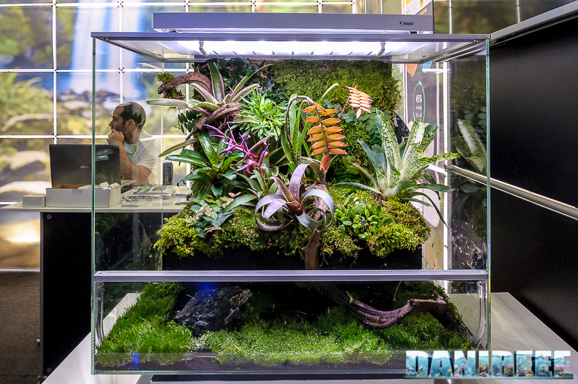 Il Biopod AQUA ed Biopod GRAND differiscono dagli altri per la presenza di una vasca inferiore su cui creare una zona acquatica o paludosa 2016_05-interzoo-norimberga-biopod-516
