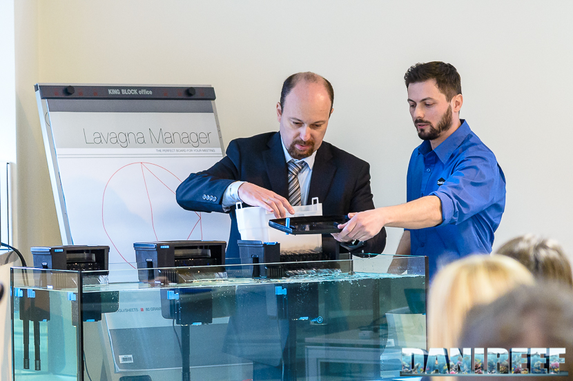 Un momento della presentazione del nuovo Filtro Tidal. La rimozione del cestello e l'utilizzo del coperchio "salvamoglie". Un momento della presentazione del nuovo Filtro Tidal. La rimozione del cestello e l'utilizzo del coperchio "salvamoglie"