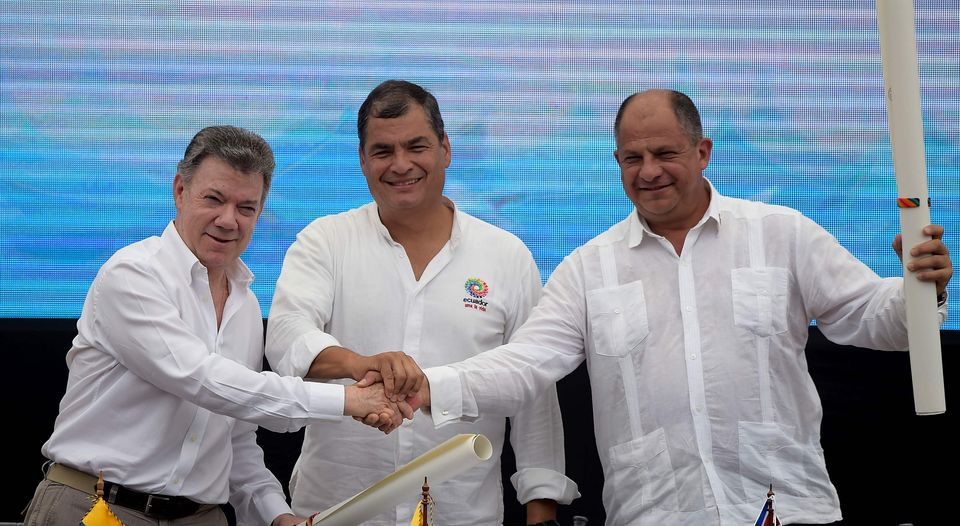 a sinistra Juan Manuel Santos il presidente della Colombia al centro Rafael Correa presidente dell'Ecuador e a destra Guillermo Solis presidente del Costa Rica. Fonte: Ministerio de Relaciones Exteriores y Movilidad Human a sinistra Juan Manuel Santos il presidente della Colombia al centro Rafael Correa presidente dell'Ecuador e a destra Guillermo Solis presidente del Costa Rica. Fonte: Ministerio de Relaciones Exteriores y Movilidad Human