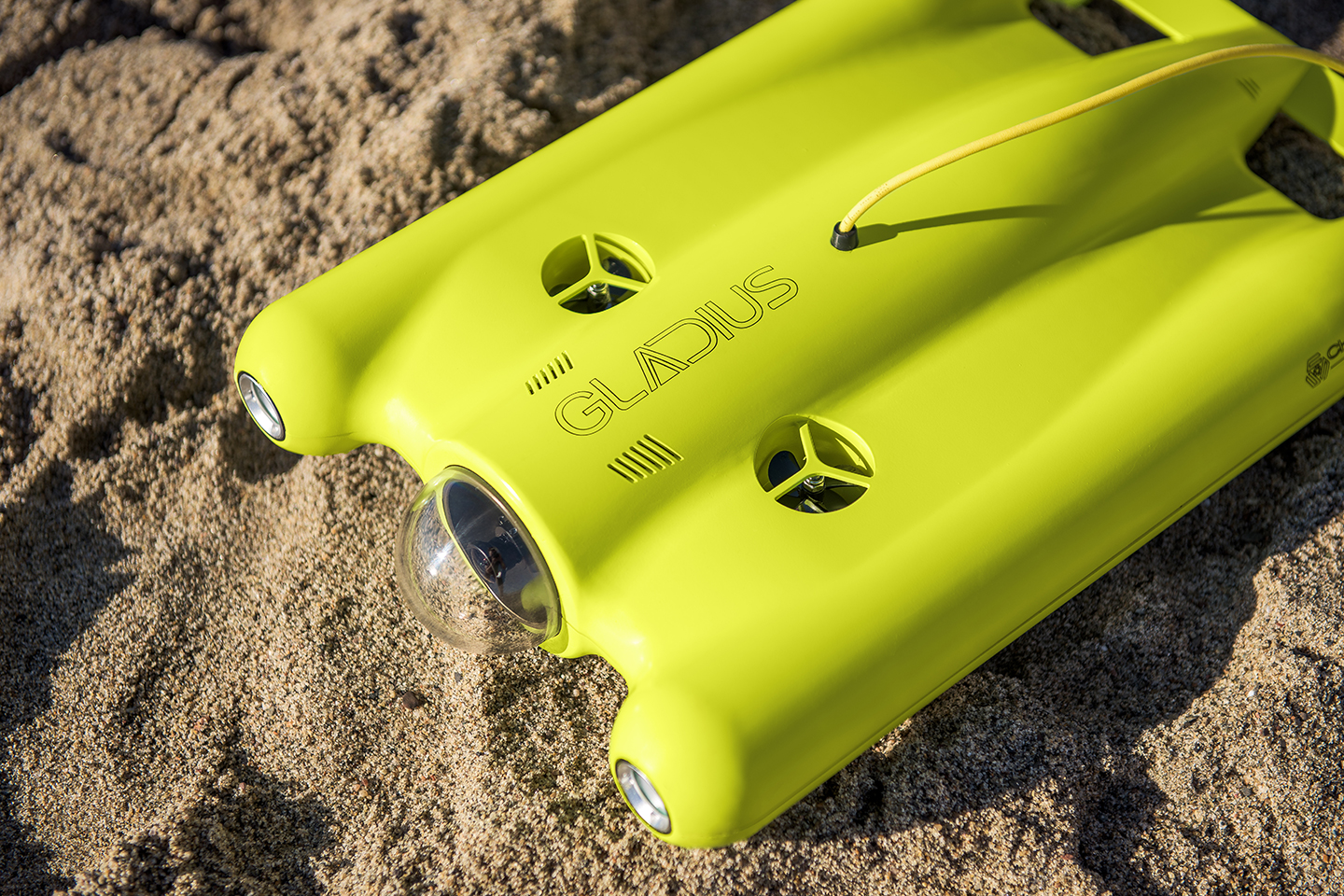 Gladius ultra hd - drone appoggiato sulla sabbia Gladius ultra hd - drone appoggiato sulla sabbia