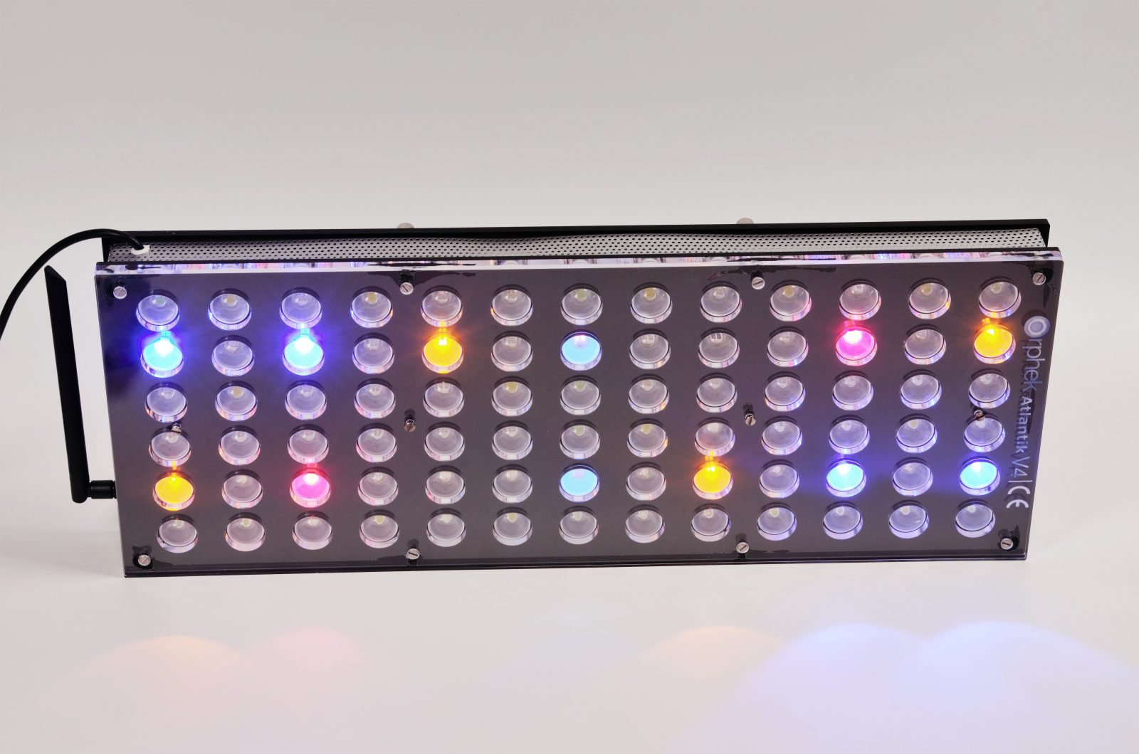 Plafoniera Orphek Atlantik V4 - Led accesi sul canale 4 con infrarosso Plafoniera Orphek Atlantik V4 - Led accesi sul canale 4 con infrarosso