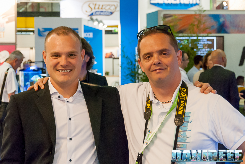 Davide Robustelli a sinistra e Danilo Ronchi (DaniReef) a destra presso lo stand Amtra allo Zoomark 2017 Davide Robustelli a sinistra e Danilo Ronchi (DaniReef) a destra presso lo stand Amtra allo Zoomark 2017