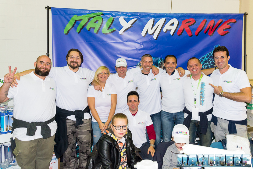 ReefArt International: da sinistra Alessandro Cadoni, Giorgio Bianchi, Tania Tomaselli, Massimo Mulè, Emanuele Mecca, Angelo Iannazzo, Danilo Ronchi (DaniReef), Carlo Mondaini e accosciato Francesco Spampinato ReefArt International: da sinistra Alessandro Cadoni, Giorgio Bianchi, Tania Tomaselli, Massimo Mulè, Emanuele Mecca, Angelo Iannazzo, Danilo Ronchi (DaniReef), Carlo Mondaini e accosciato Francesco Spampinato