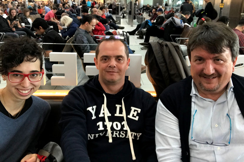 Da sinistra Agnese, DaniReef e Zanna Bianca al Terminal 5 dell'aeroporto di Heathrow (Londra) in attesa di imbarcarsi per Shanghai Da sinistra Agnese, DaniReef e Zanna Bianca al Terminal 5 dell'aeroporto di Heathrow (Londra) in attesa di imbarcarsi per Shanghai