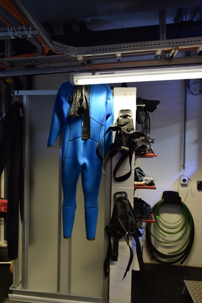 Equipment to dive into the tanks